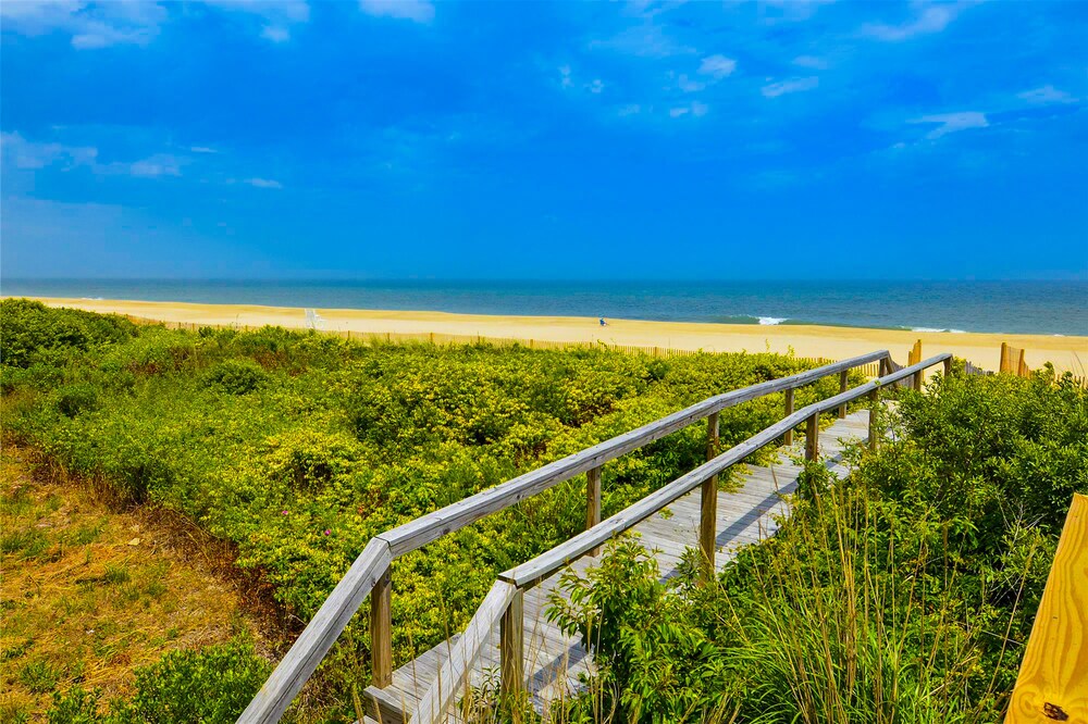 Sea Del Estates Retreat Right On the Beach w/Free WiFi & Private Washer & Dryer