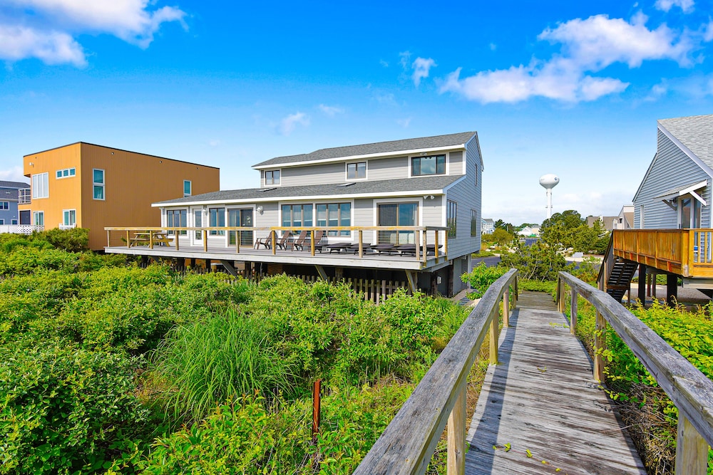 Sea Del Estates Retreat Right On the Beach w/Free WiFi & Private Washer & Dryer