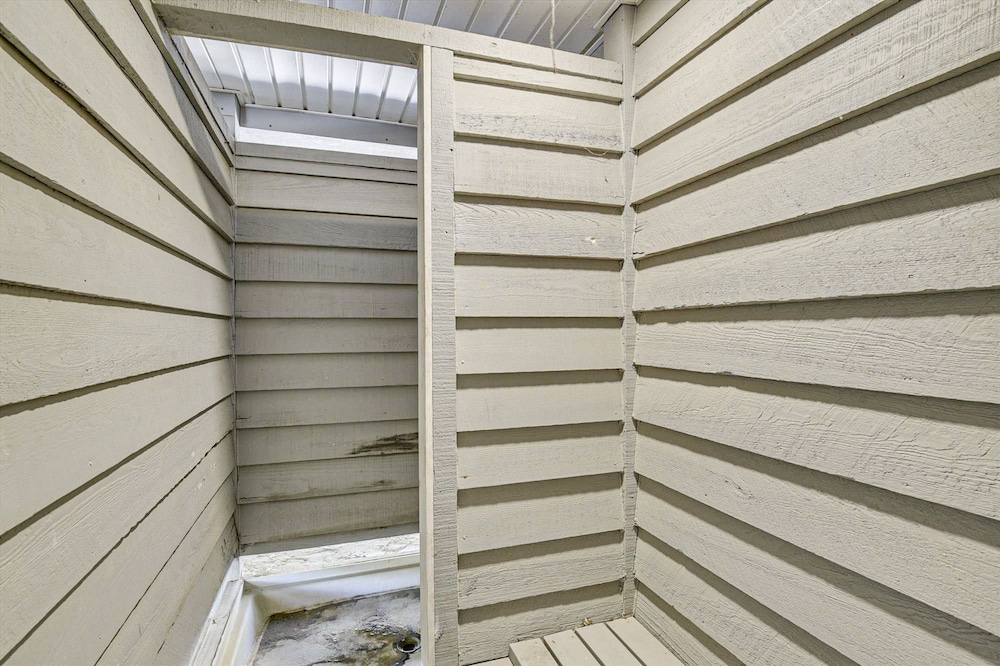 Sea Del Estates Retreat Right On the Beach w/Free WiFi & Private Washer & Dryer