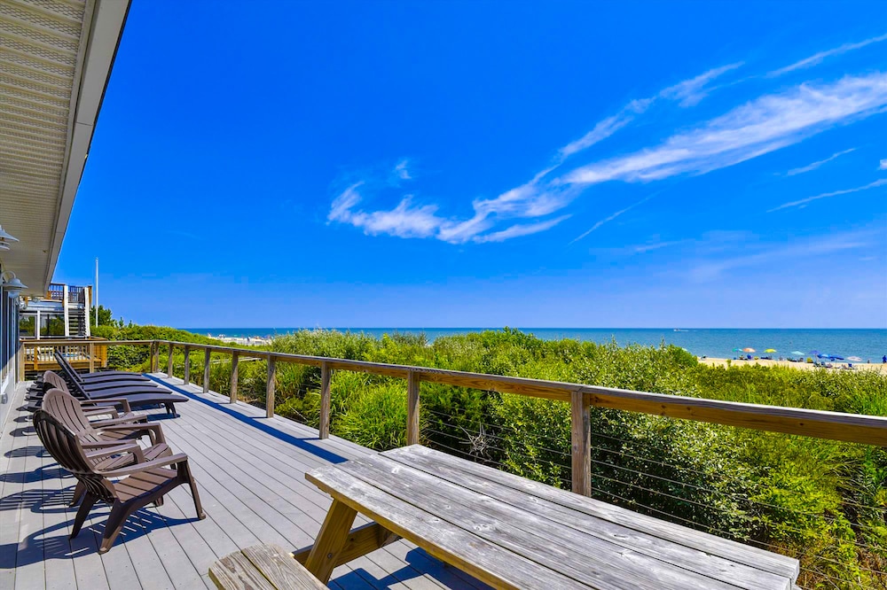 Sea Del Estates Retreat Right On the Beach w/Free WiFi & Private Washer & Dryer