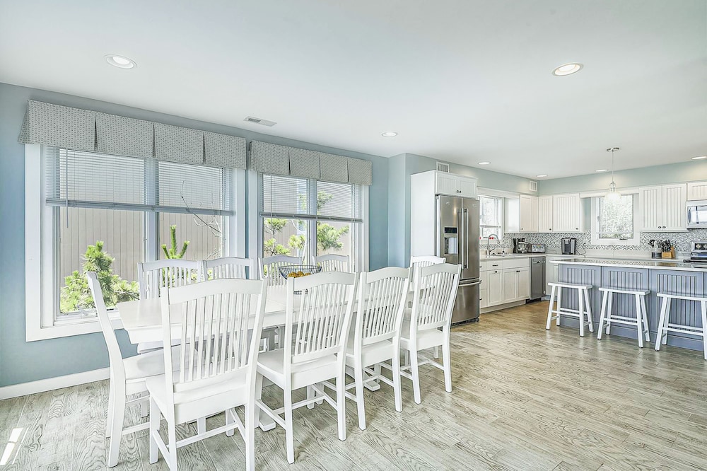 Sea Del Estates Retreat Right On the Beach w/Free WiFi & Private Washer & Dryer