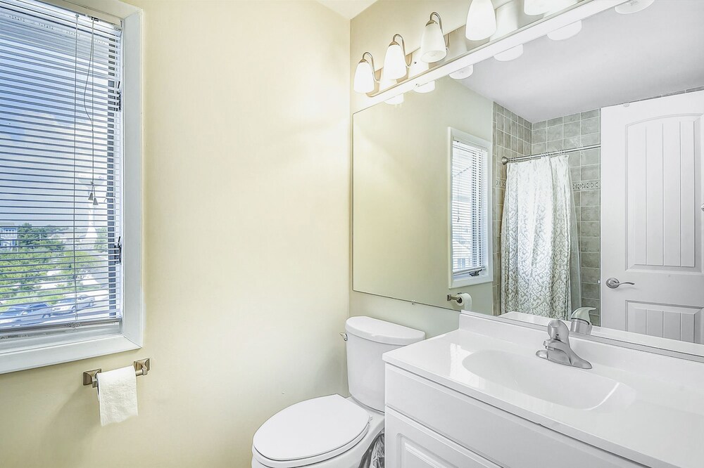 Sea Del Estates Retreat Right On the Beach w/Free WiFi & Private Washer & Dryer