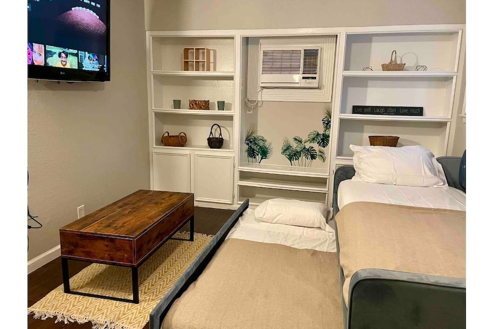 Montrose near NRG, MED center, DOWNTOWN, & ZOO Houston Vrbo