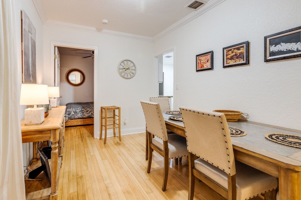 The Bungalow on Wilton Drive. Upscale, Unique House with Huge Front