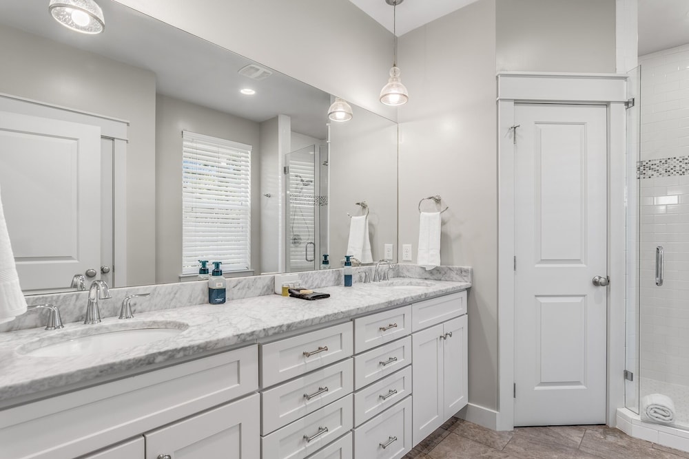 Gorgeous and Spacious Home in Blue Mountain Beach!