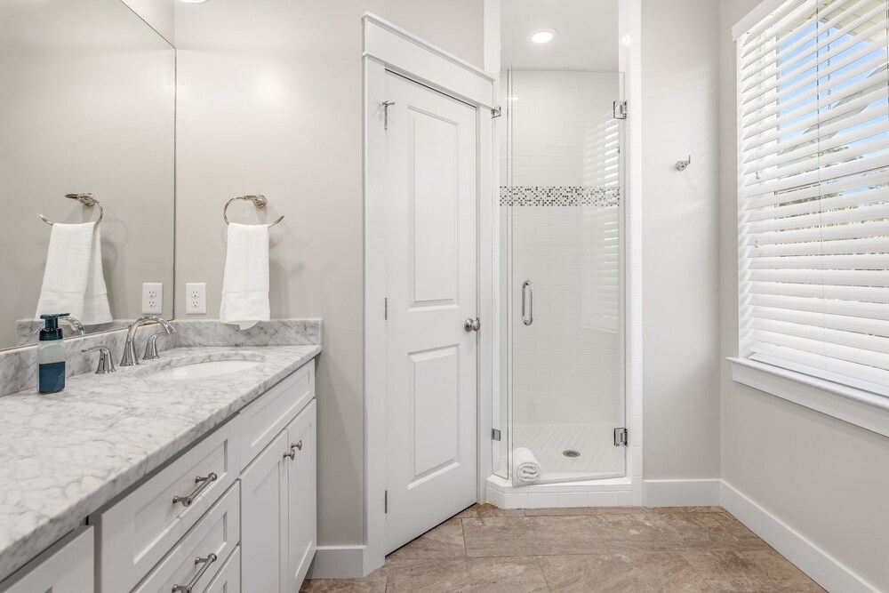 Gorgeous and Spacious Home in Blue Mountain Beach!