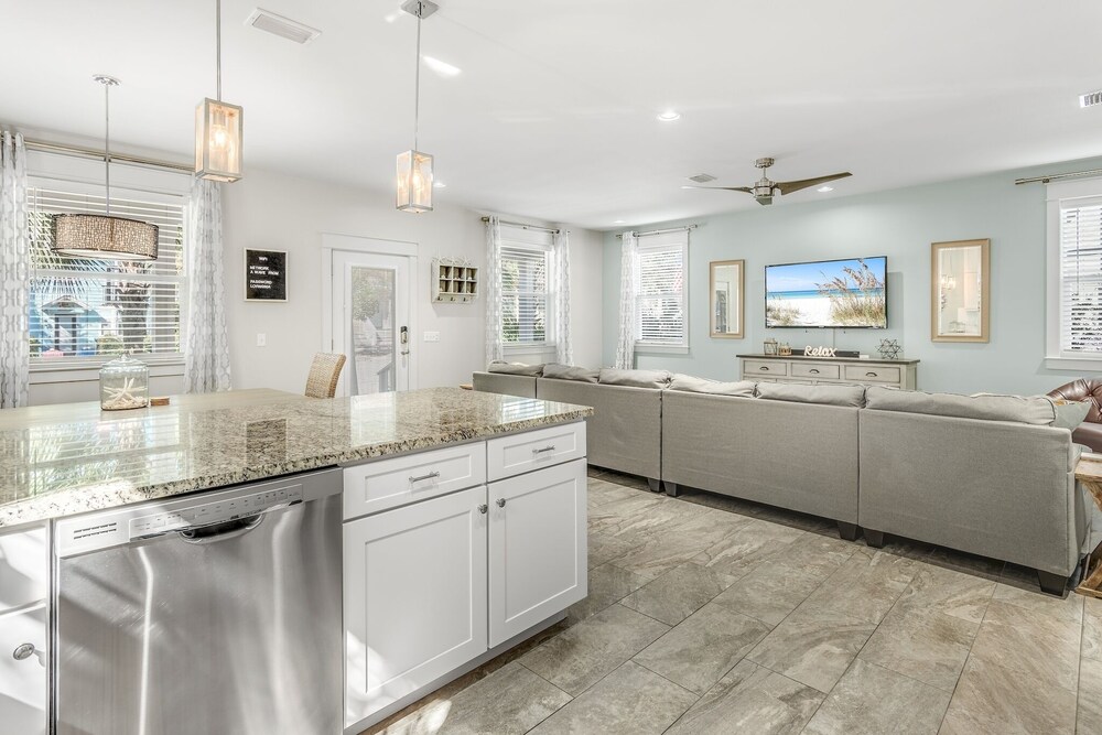 Gorgeous and Spacious Home in Blue Mountain Beach!