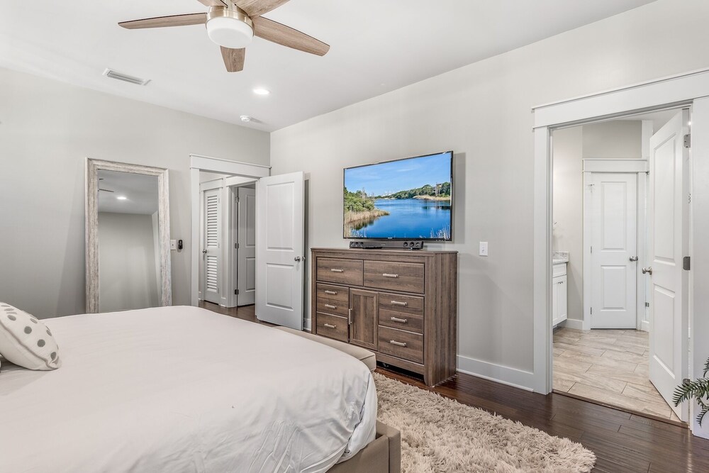 Gorgeous and Spacious Home in Blue Mountain Beach!