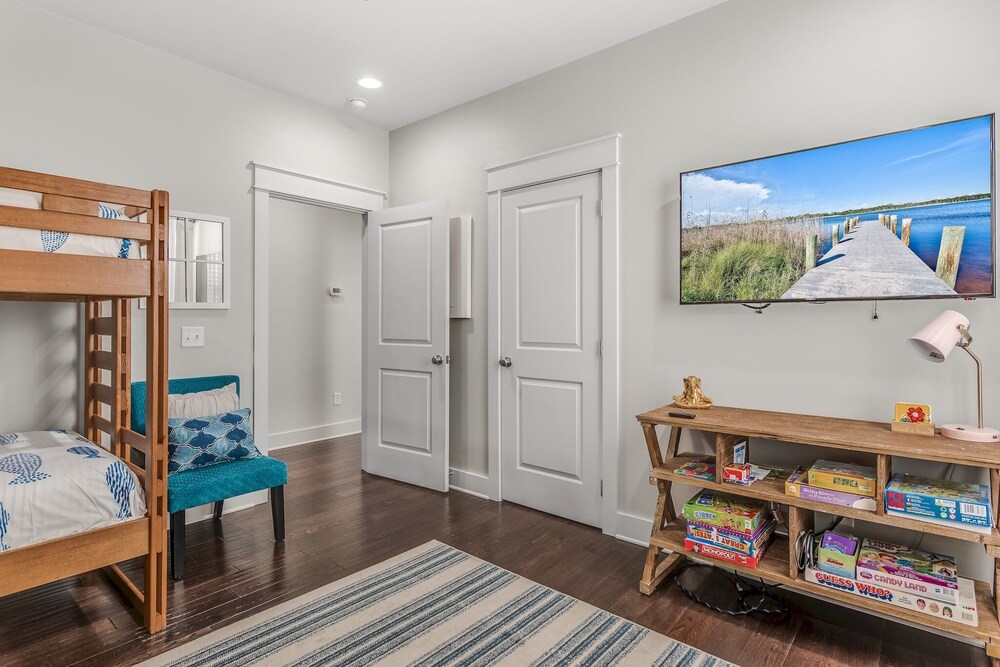 Gorgeous and Spacious Home in Blue Mountain Beach!