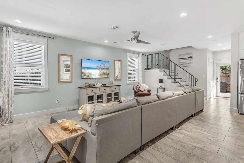 Gorgeous and Spacious Home in Blue Mountain Beach!