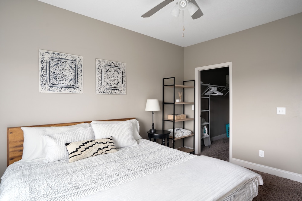 Cozy Comfort with Balcony and Garage West Des Moines Vrbo