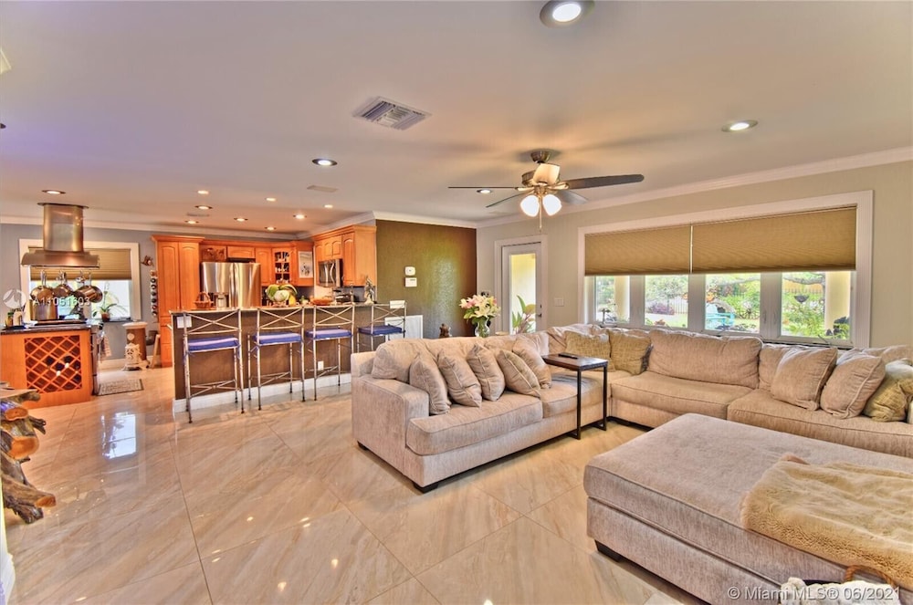 Spacious 3/2 Tropical Villa with POOL!