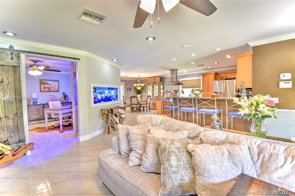 Spacious 3/2 Tropical Villa with POOL!