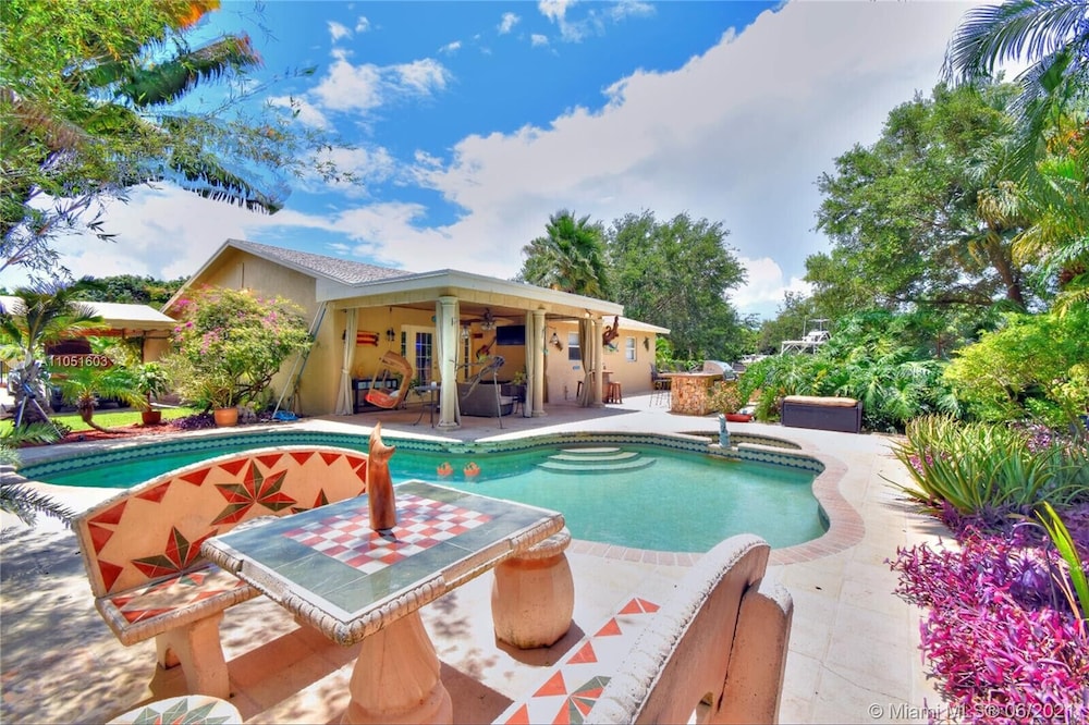 Spacious 3/2 Tropical Villa with POOL!