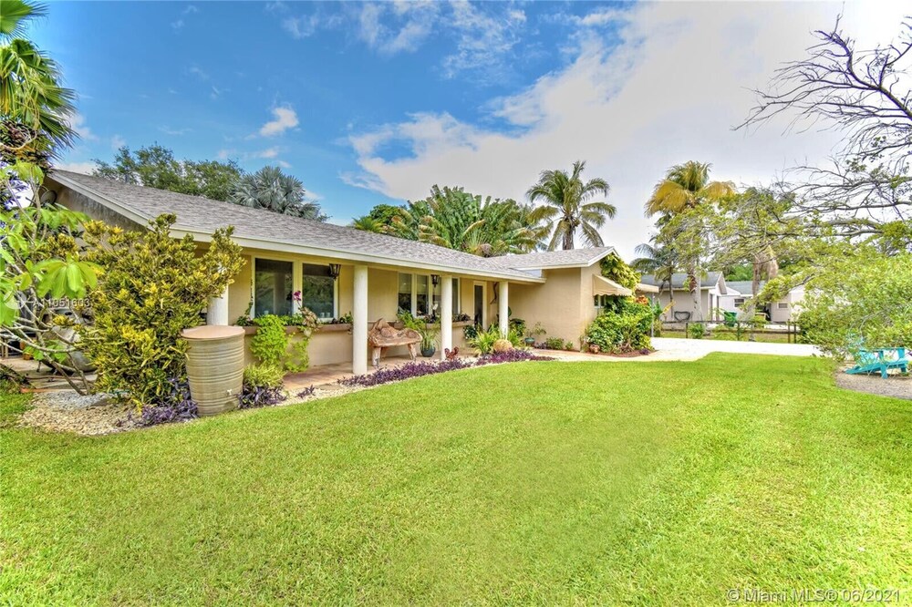 Spacious 3/2 Tropical Villa with POOL!