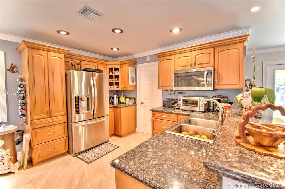 Spacious 3/2 Tropical Villa with POOL!