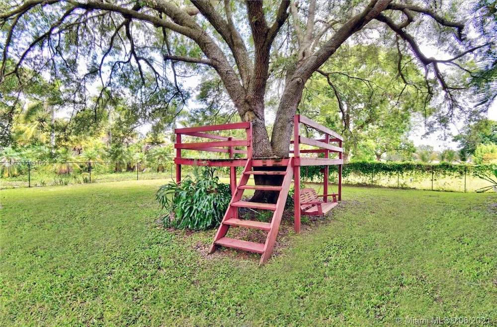 Spacious 3/2 Tropical Villa with POOL!