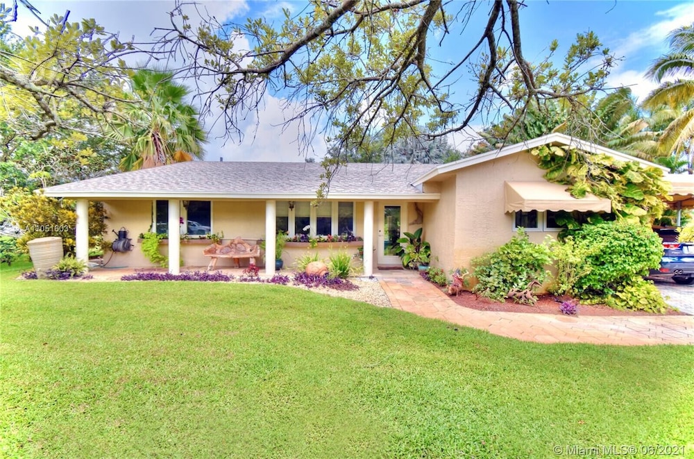 Spacious 3/2 Tropical Villa with POOL!