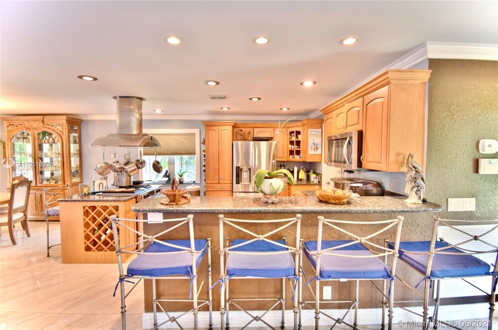 Spacious 3/2 Tropical Villa with POOL!