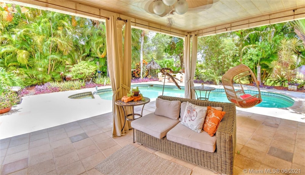 Spacious 3/2 Tropical Villa with POOL!