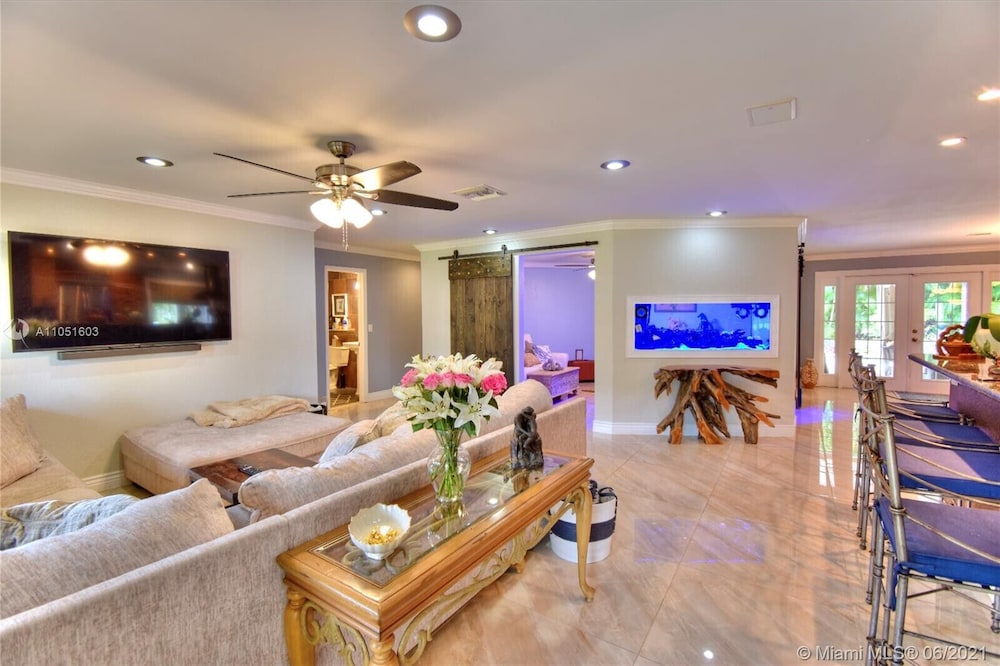 Spacious 3/2 Tropical Villa with POOL!