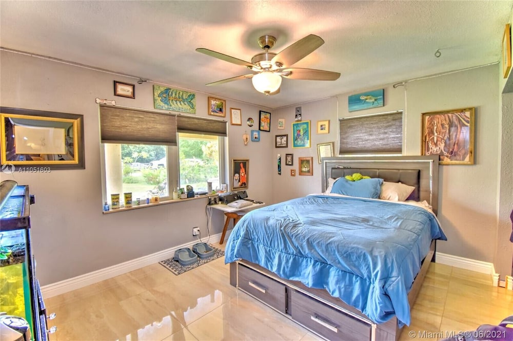 Spacious 3/2 Tropical Villa with POOL!