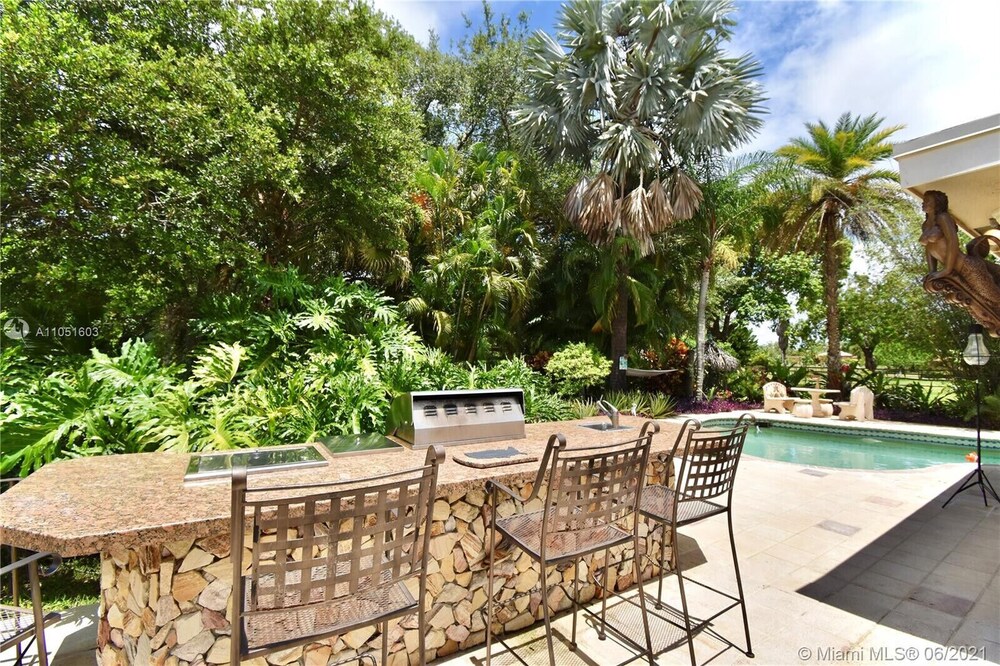 Spacious 3/2 Tropical Villa with POOL!