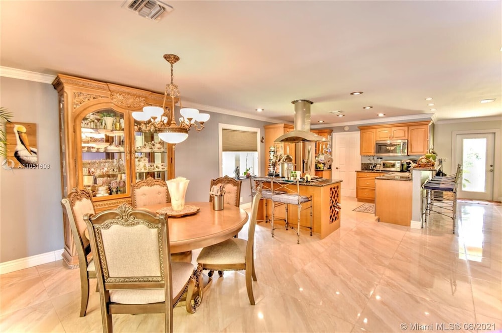 Spacious 3/2 Tropical Villa with POOL!