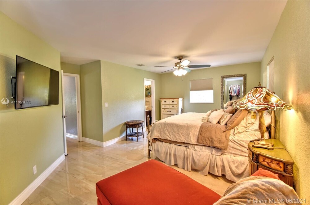 Spacious 3/2 Tropical Villa with POOL!