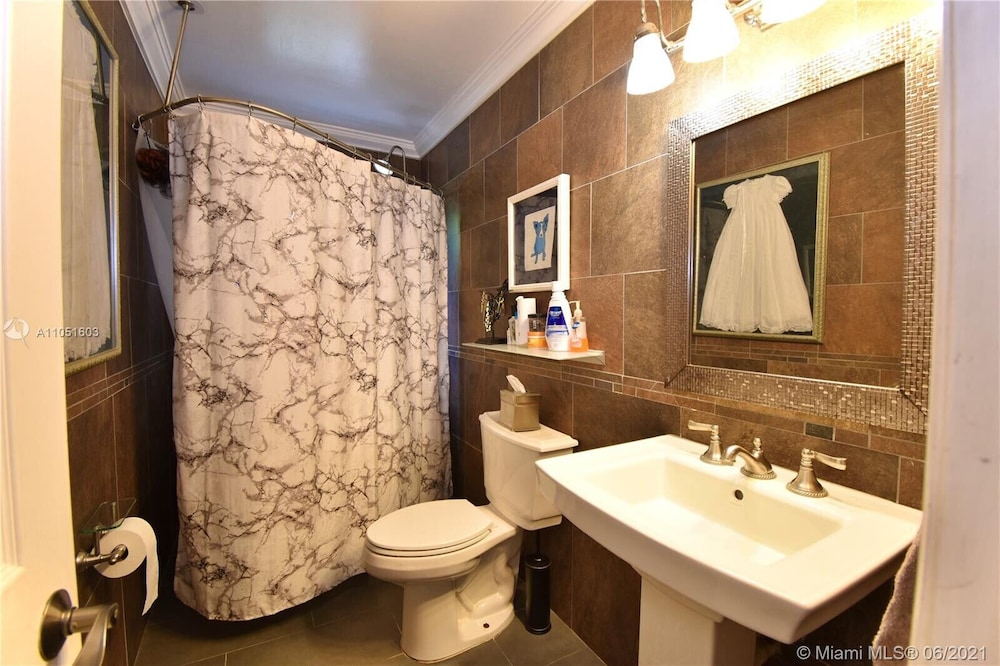 Spacious 3/2 Tropical Villa with POOL!