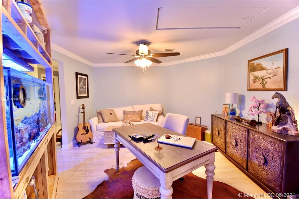 Spacious 3/2 Tropical Villa with POOL!