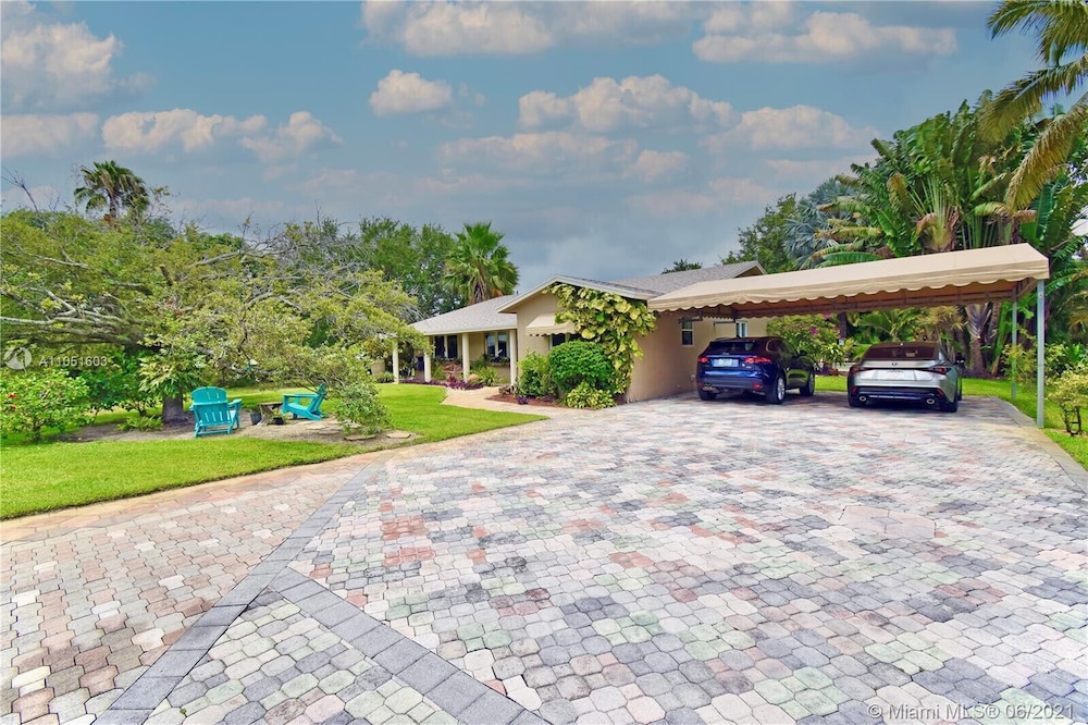 Spacious 3/2 Tropical Villa with POOL!