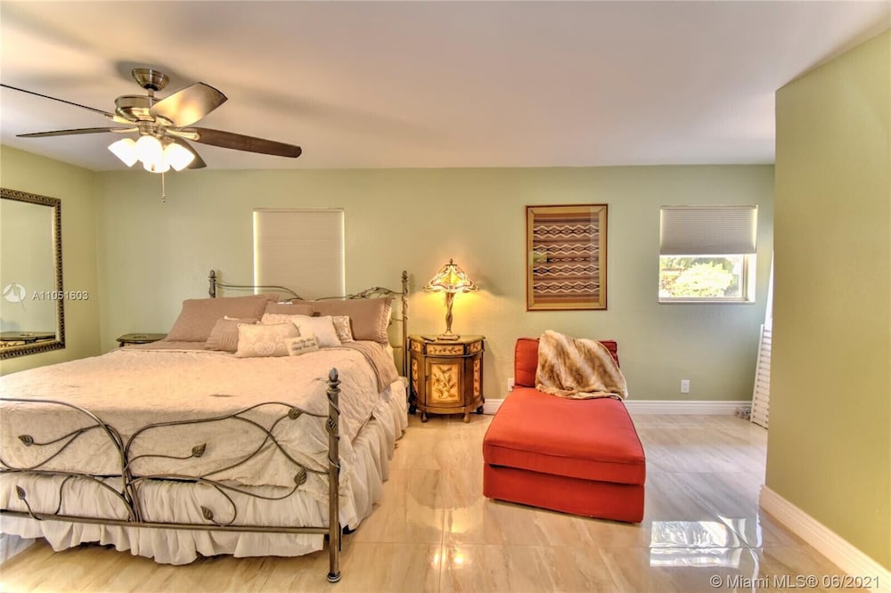 Spacious 3/2 Tropical Villa with POOL!