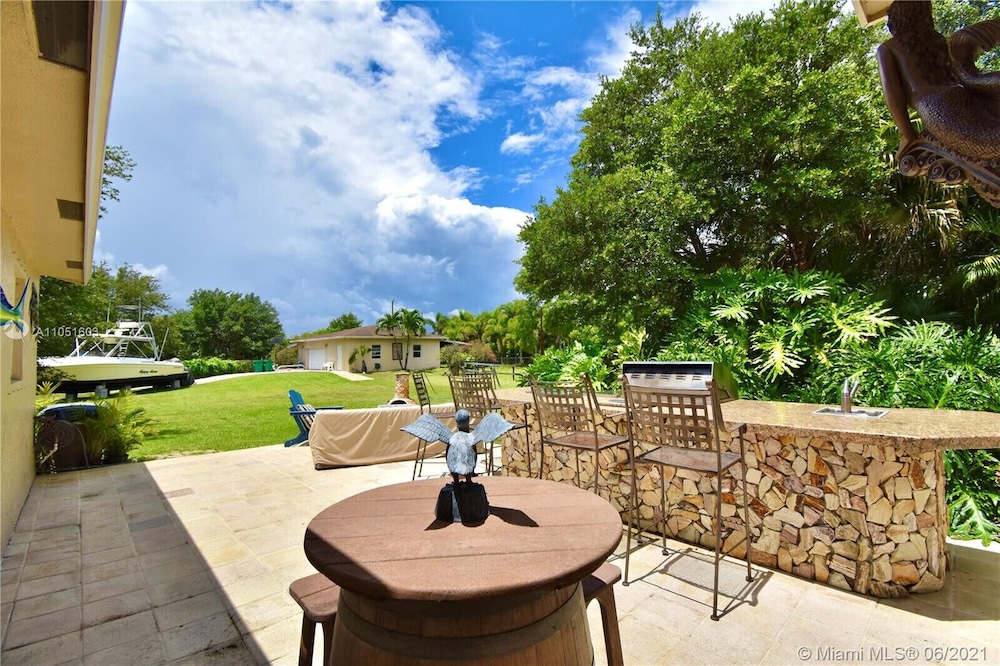 Spacious 3/2 Tropical Villa with POOL!