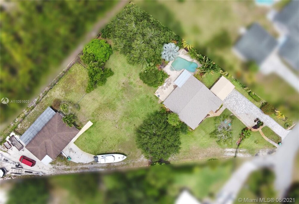 Spacious 3/2 Tropical Villa with POOL!