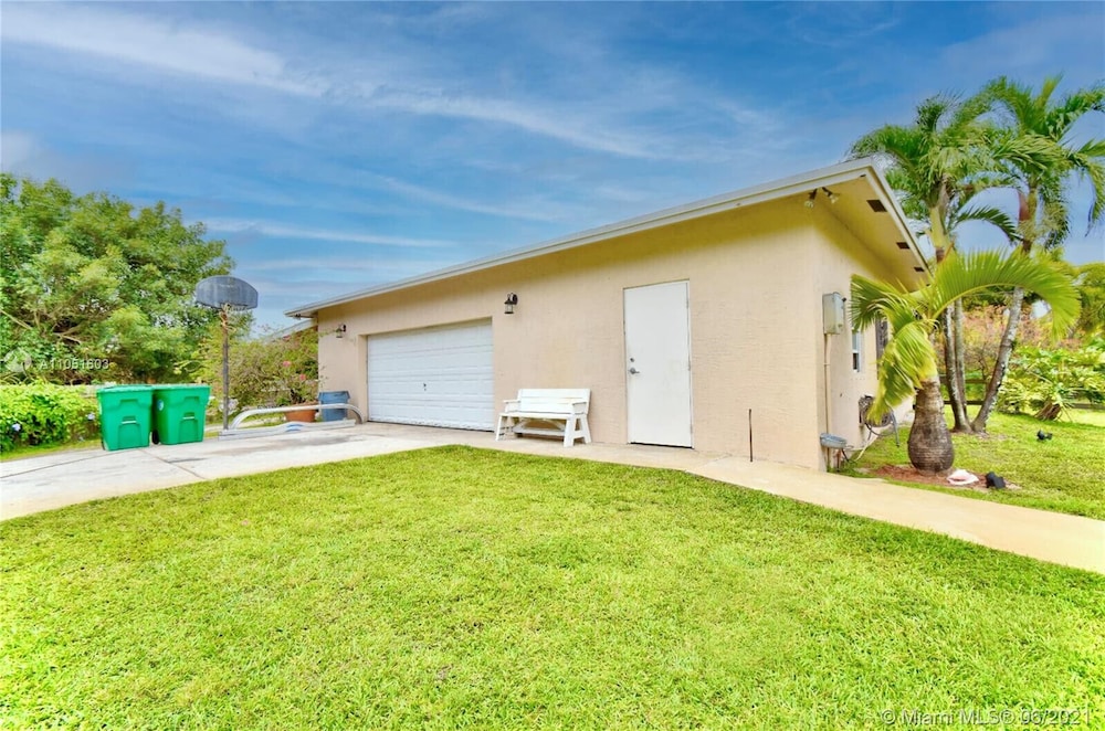 Spacious 3/2 Tropical Villa with POOL!