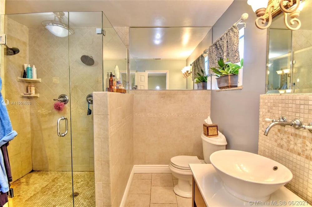 Spacious 3/2 Tropical Villa with POOL!