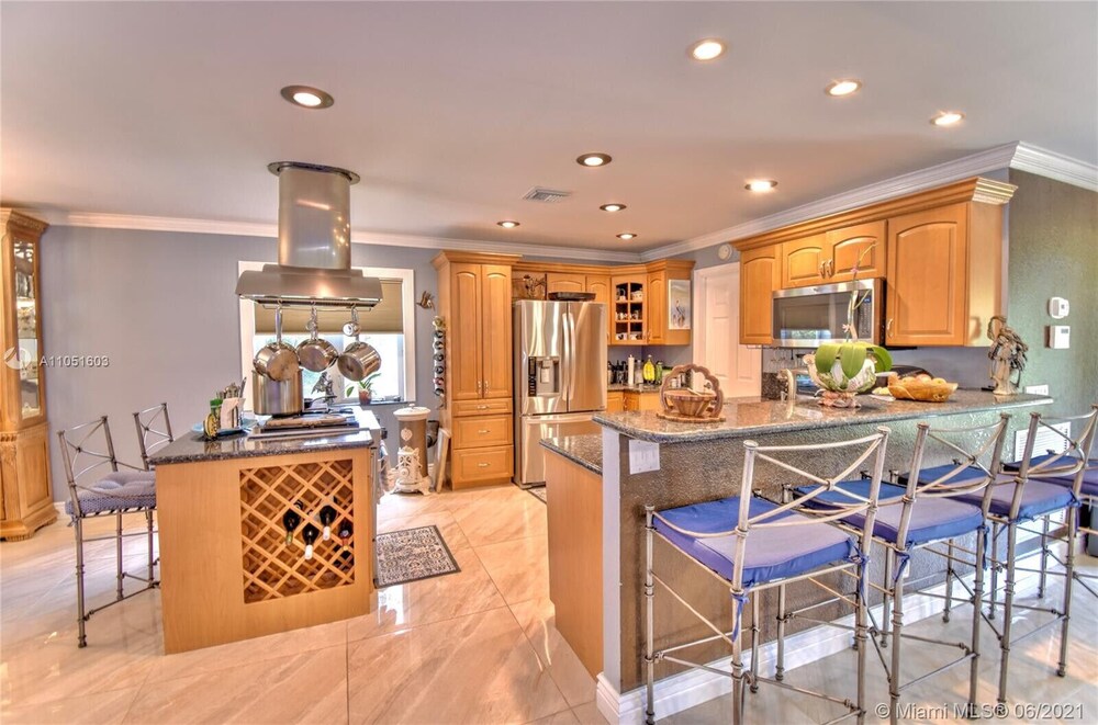 Spacious 3/2 Tropical Villa with POOL!