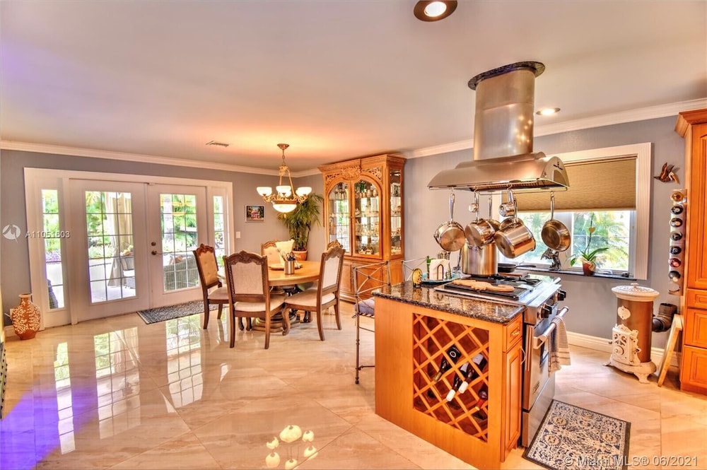 Spacious 3/2 Tropical Villa with POOL!