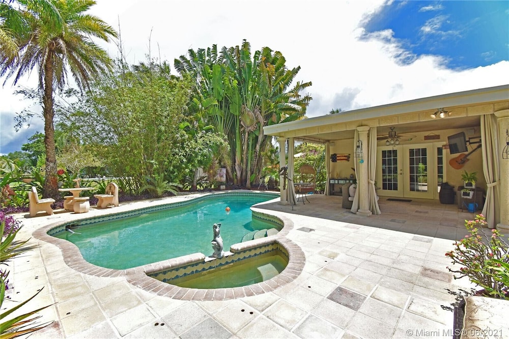Spacious 3/2 Tropical Villa with POOL!