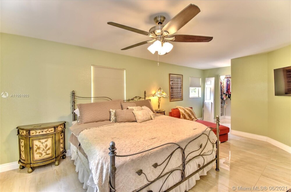 Spacious 3/2 Tropical Villa with POOL!