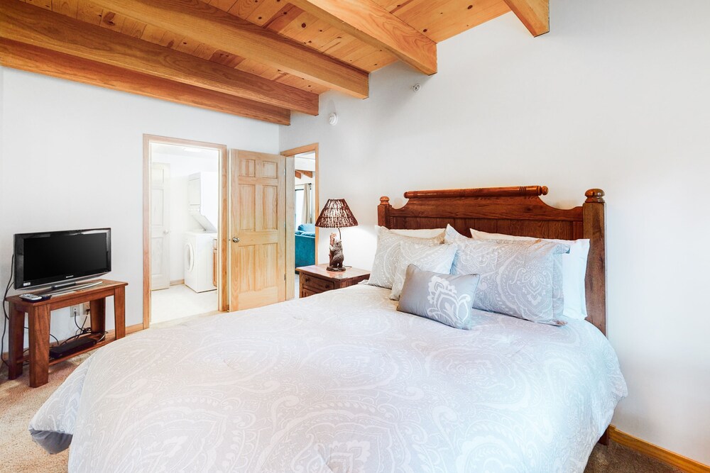 Spacious Townhouse with Shared Hot Tub & Pool, HighSpeed WiFi, & Gas