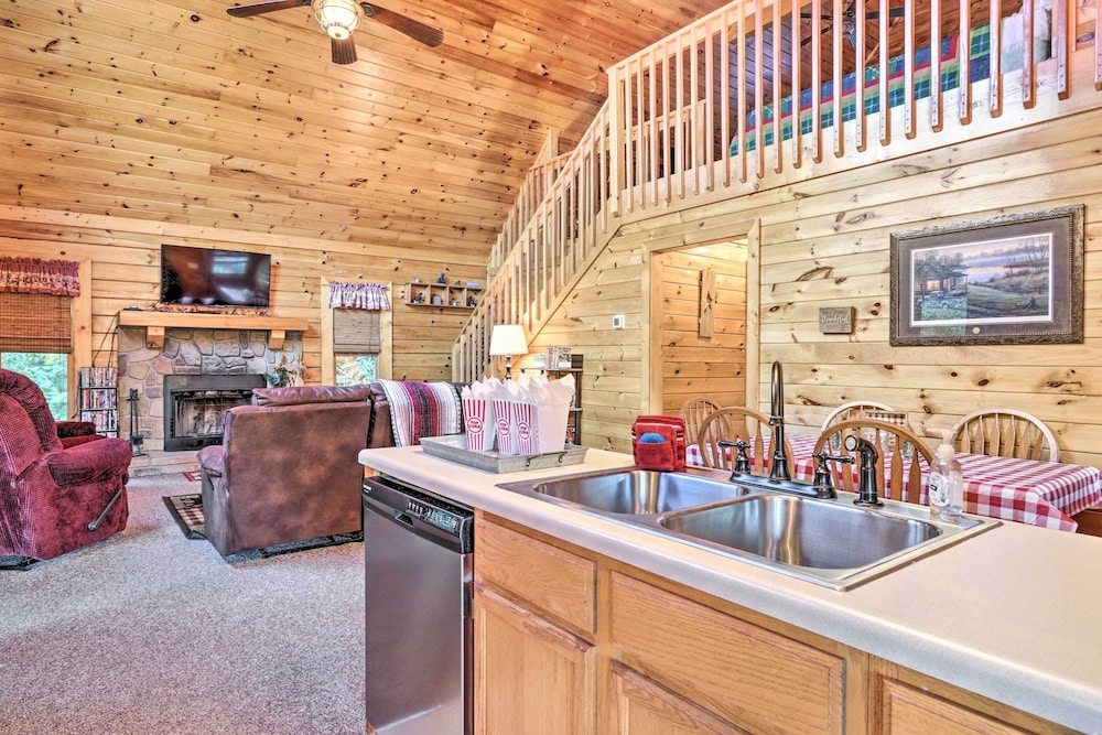 NEW! Cozy Sevierville Home: 15 Mi to Pigeon Forge!