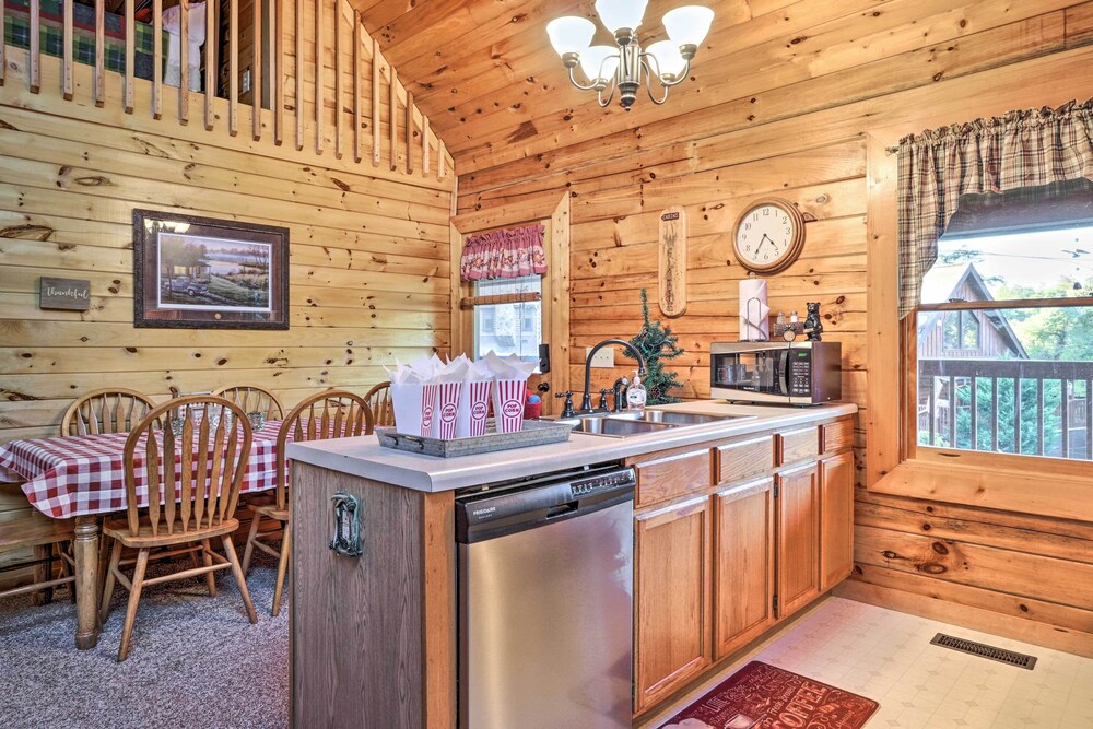 NEW! Cozy Sevierville Home: 15 Mi to Pigeon Forge!