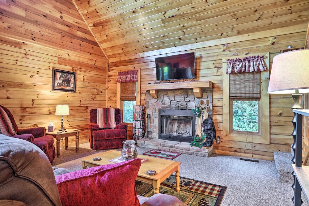 NEW! Cozy Sevierville Home: 15 Mi to Pigeon Forge!