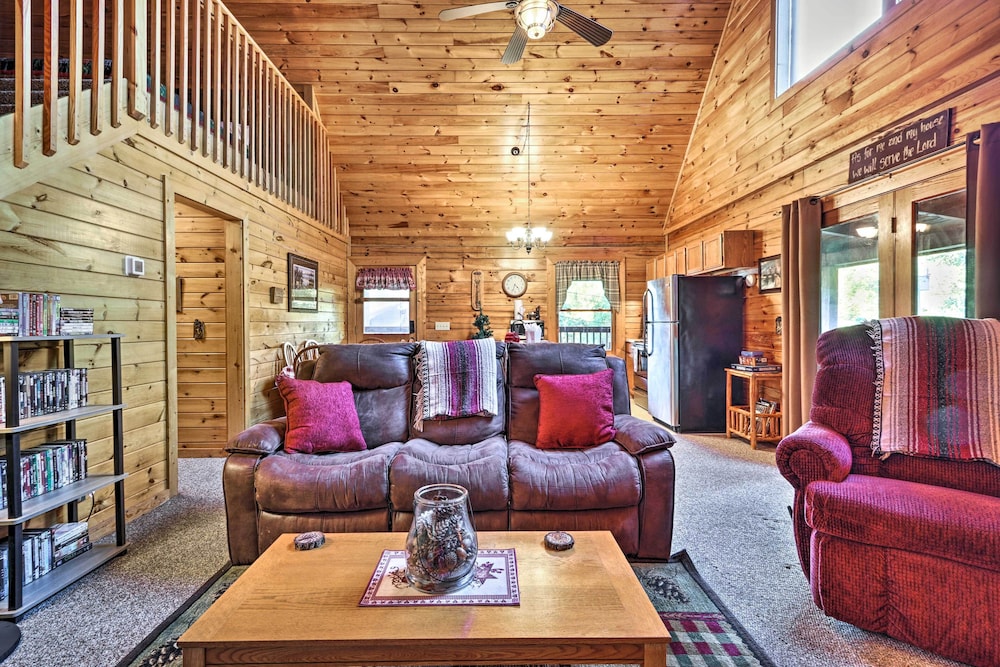 NEW! Cozy Sevierville Home: 15 Mi to Pigeon Forge!