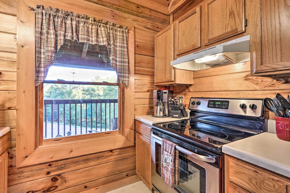 NEW! Cozy Sevierville Home: 15 Mi to Pigeon Forge!