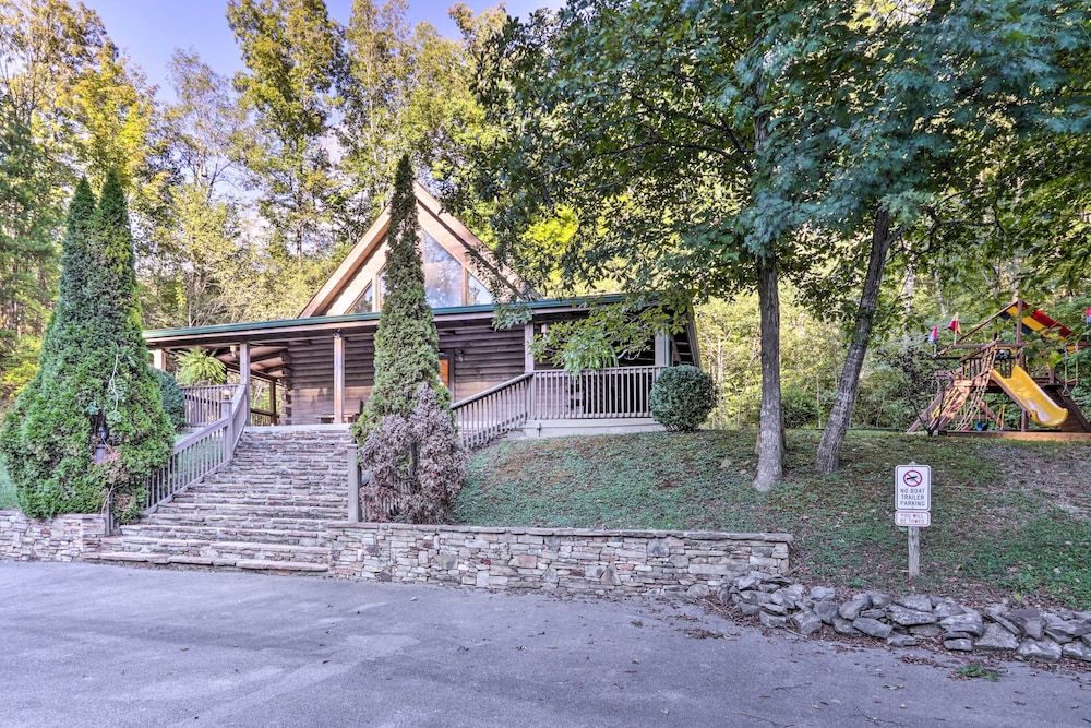 NEW! Cozy Sevierville Home: 15 Mi to Pigeon Forge!