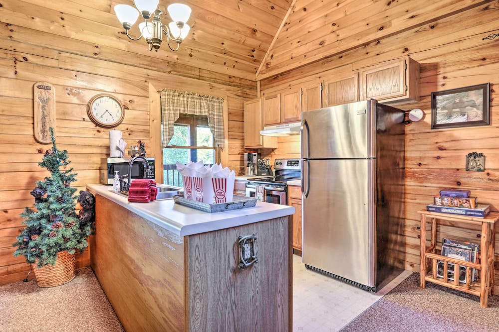 NEW! Cozy Sevierville Home: 15 Mi to Pigeon Forge!