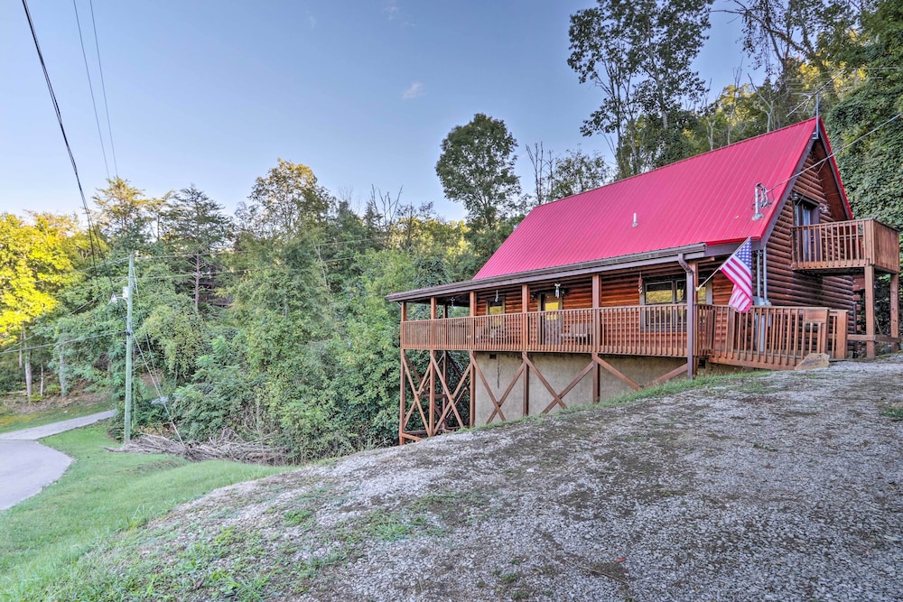 NEW! Cozy Sevierville Home: 15 Mi to Pigeon Forge!